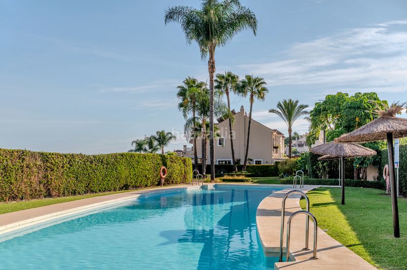 Foto 555811d6-95b6-4bc2-8da9-77ab332a978f. Casa aparellada amb xemeneia calefacció aparcament piscina a Estepona