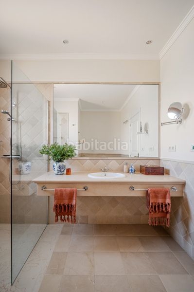Foto 85f9f311-0c71-447b-be7b-f1a4ba62e46d. Casa aparellada amb xemeneia calefacció aparcament piscina a Estepona