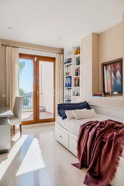 Foto 866939e5-9dd6-44c0-88da-f52596455544. Casa aparellada amb xemeneia calefacció aparcament piscina a Estepona
