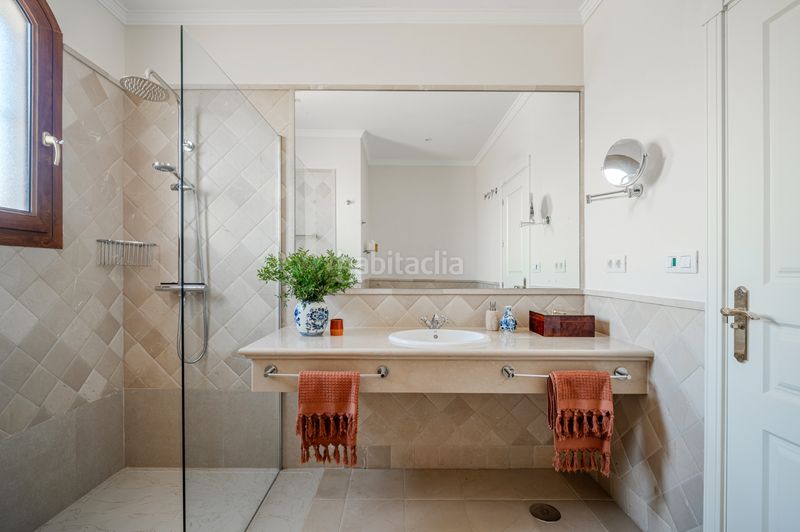 Foto 9f2401af-b73f-4ba3-91c6-edf0a178cbc4. Casa aparellada amb xemeneia calefacció aparcament piscina a Estepona