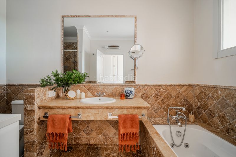 Foto a6d02b63-c527-4349-aa0f-cb1b8bdf6c15. Casa aparellada amb xemeneia calefacció aparcament piscina a Estepona
