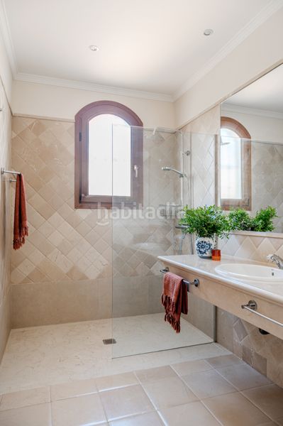 Foto a876a018-81de-4872-949a-9964706d6eef. Casa aparellada amb xemeneia calefacció aparcament piscina a Estepona