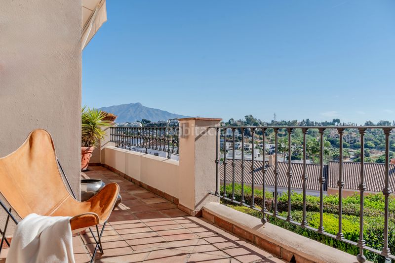 Foto b75970f6-2cb7-4f84-acd5-c2da92d0715c. Casa aparellada amb xemeneia calefacció aparcament piscina a Estepona