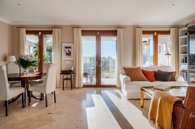 Foto ba91d26f-0ea2-4036-a8cd-3edfed704578. Casa aparellada amb xemeneia calefacció aparcament piscina a Estepona