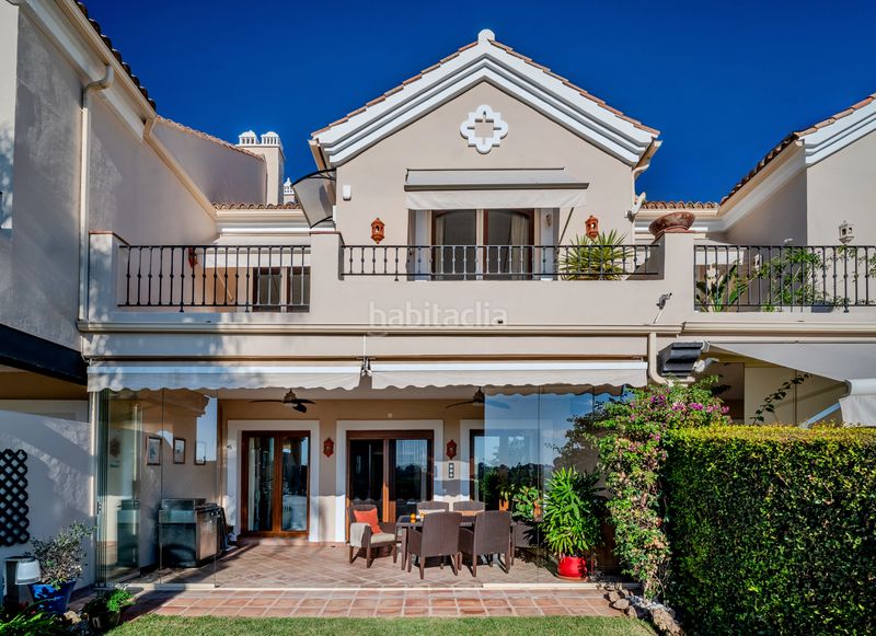 Foto bab04ca5-09f0-49f6-a088-61b577c326a7. Casa aparellada amb xemeneia calefacció aparcament piscina a Estepona