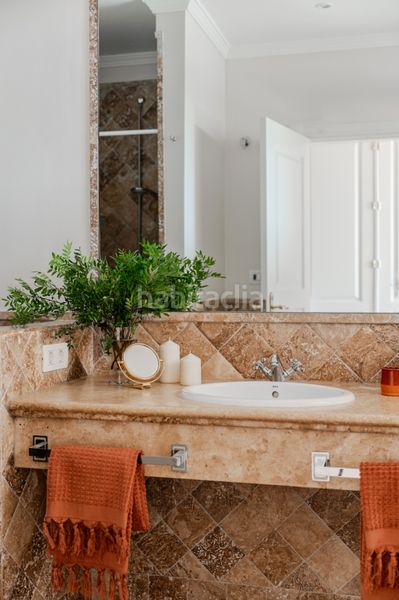 Foto bef3da43-0906-48e8-b80a-0a9893171f46. Casa aparellada amb xemeneia calefacció aparcament piscina a Estepona