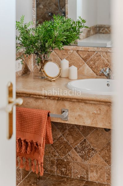 Foto dff7195b-5ca9-4961-97d9-39f02a852b80. Casa aparellada amb xemeneia calefacció aparcament piscina a Estepona