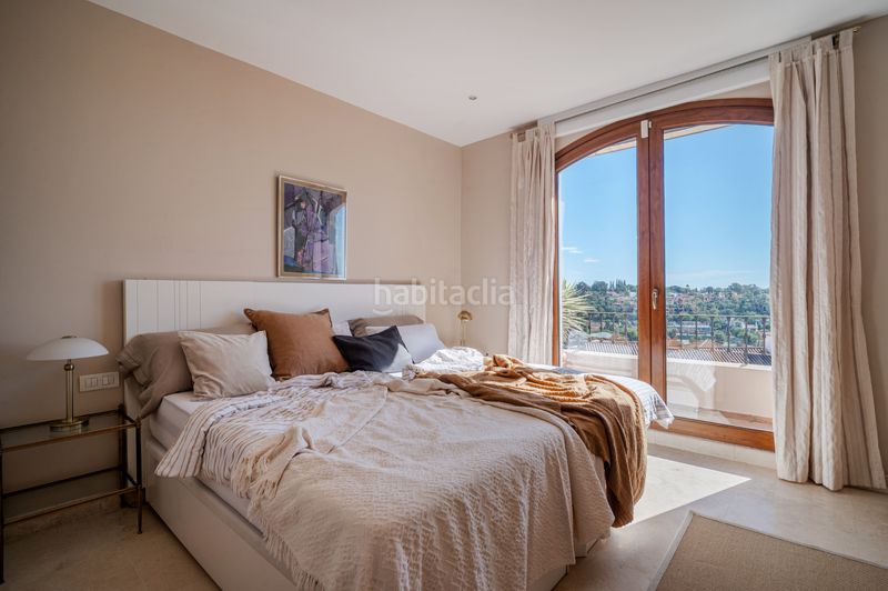 Foto f2d78182-1db0-48aa-8e48-4ebedd6c03ed. Casa aparellada amb xemeneia calefacció aparcament piscina a Estepona