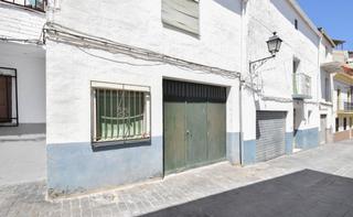 Aparcament cotxe  Calle juan xxiii. Garaje con almacén en el centro del pueblo. a precio de risa