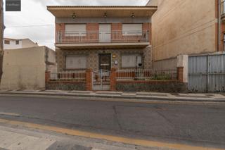 Casa adosada en Ogíjares. Se vende casa con una parcela de 518 m2 en el centro de los ogíj