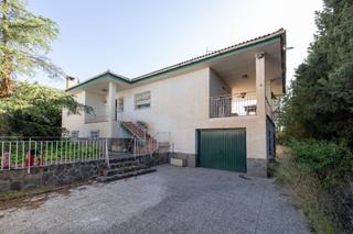 Xalet  Calle comares (urb. alixares). !!amplia vivienda en parcela de 1.200 metros en urbanizacin!!