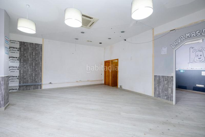 Foto a7976581-658b-4077-9a34-a5680274de86. Alquiler local comercial fantástico local con muchísima visibilidad en Granada
