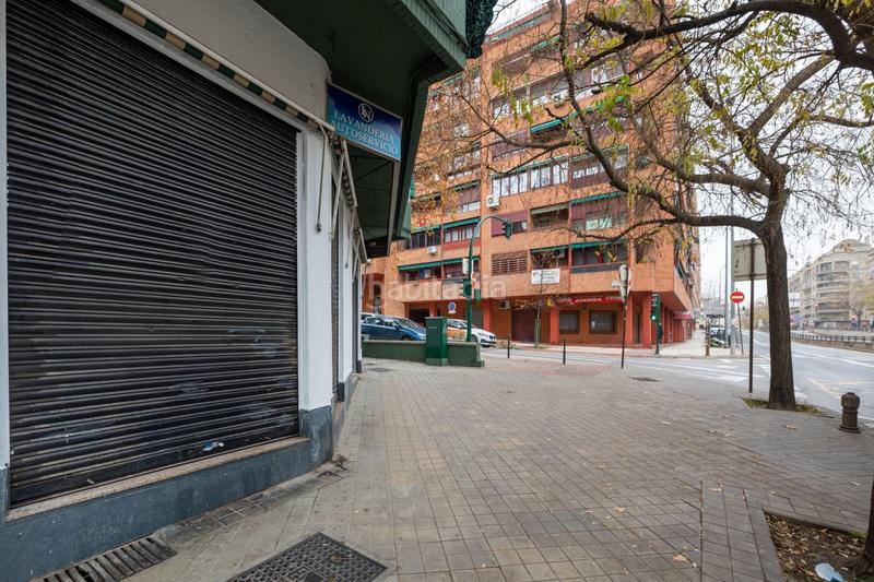 Foto ad2e7bcd-c839-4e88-bd25-f359791b4587. Alquiler local comercial fantástico local con muchísima visibilidad en Granada