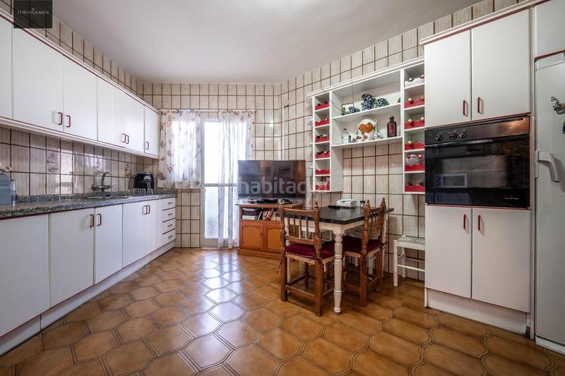 Foto 2da6d538-fd8c-46fa-ac8f-d9eb2b279b68. Piso  céntrico con 3 grandes habitaciones, 2 baños, terraza, cocina, despensa y lavadero. garaje opcional en Albolote