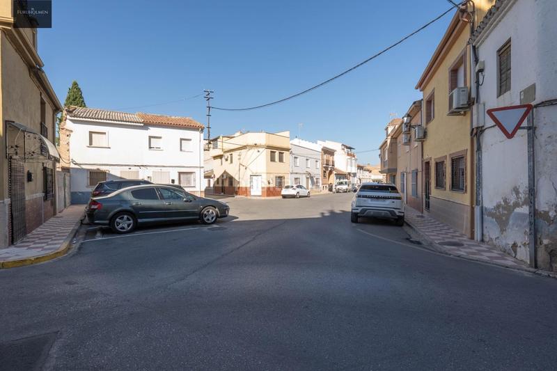 Foto a04e06a4-79a2-4640-a39d-9f580f1d3f2a. Piso  céntrico con 3 grandes habitaciones, 2 baños, terraza, cocina, despensa y lavadero. garaje opcional en Albolote