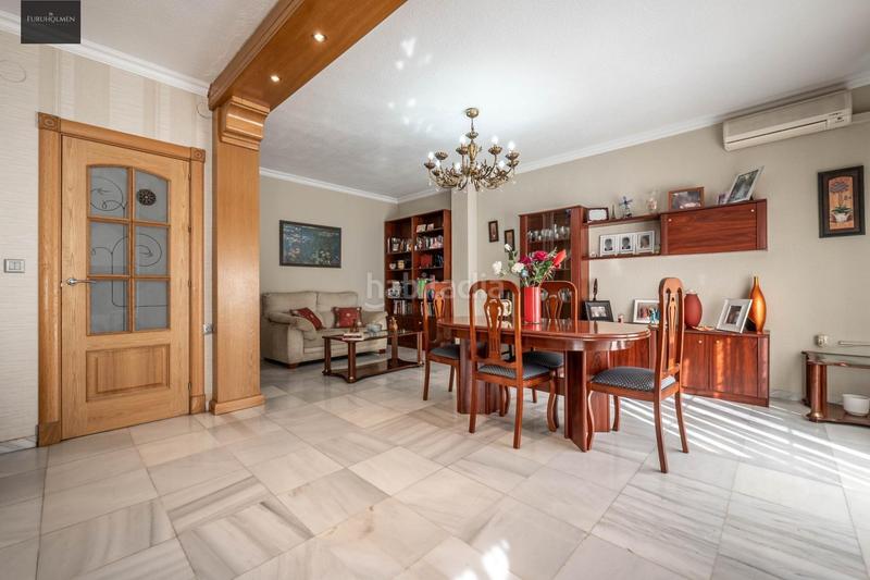 Foto e3dd5647-5710-4fdb-86af-18d04de5fb94. Piso  céntrico con 3 grandes habitaciones, 2 baños, terraza, cocina, despensa y lavadero. garaje opcional en Albolote