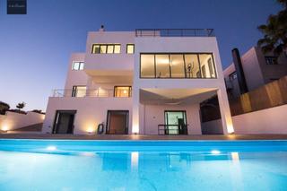 Chalet  Calle cenes de la vega 31. Chalet minimalista de diseño moderno en venta en la zubia.