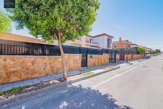 Maison jumelée à Belicena. Chalet pareado con parcela y piscina propia