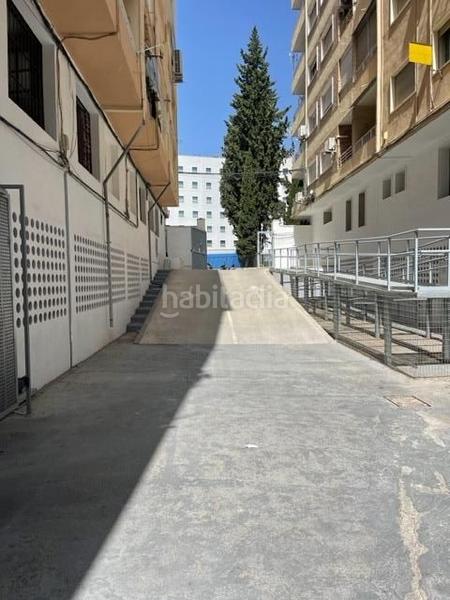 Foto 3538c5f4-006e-4e3d-8bbc-f4f8bc2f1261. Alquiler parking coche amplias plaza de aparcamiento en Granada