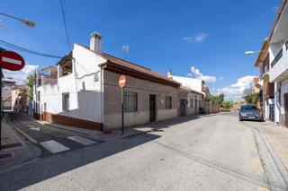 Casa  Nueva (cer). Amplia vivienda en barrio de los periodistas!