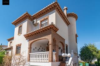 Chalet à La Zubia Ciudad. Impresionante chalet en la zubia con piscina y espacios amplios