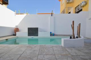 Casa adossada a Belicena. Adosada con piscina propia y amueblada totalmente