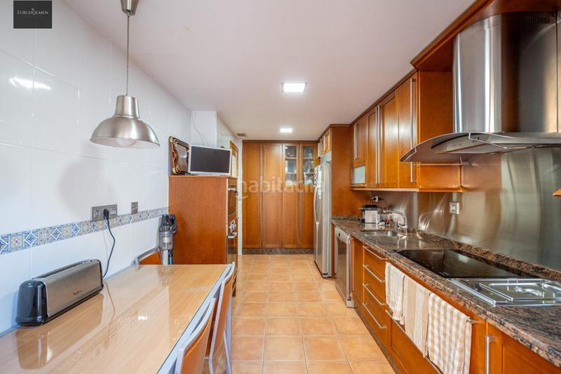 Foto b32730ee-018b-4a4e-93da-cc31fac0cc2d. Casa adossada amb calefacció aparcament a Camino de los Neveros - Serrallo Granada