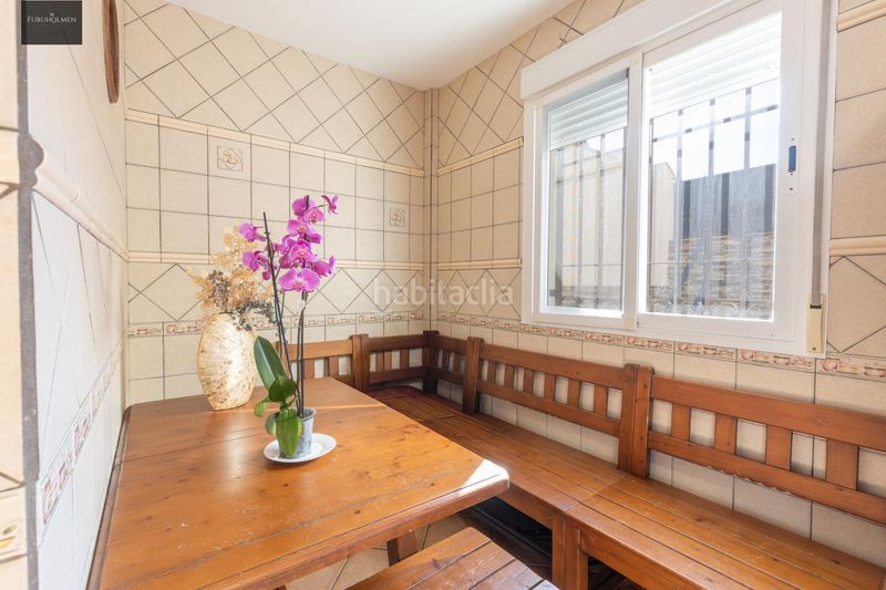 Foto c16e7538-e194-4db8-a23f-24d686fadf23. Casa amb aparcament a Alfacar