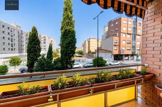 Flat  Camino de ronda. Amplia vivienda de 3 dormitorios junto al metro en la zona de vi