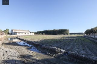 Casa in Fuente Vaqueros. Gran finca rústica y urbana de 23.000 metros y construcción de 3