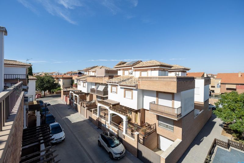 Foto 9d58ae00-ffbd-4b81-a89c-b23b61b97389. Casa adosada !! espectacular vivienda en la mejor zona para entrar a vivir !! en Armilla