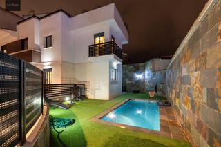 Xalet  Calle milonga. Chalet pareado de lujo en huetor vega con piscina