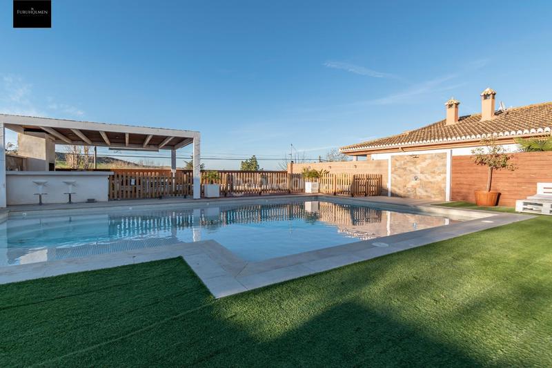 Foto c48b22c9-0378-4b31-8cee-80cbd9a3dd98. Chalet preciosa casa totalmente reformada en suspiro del moro, en Otura