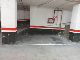 Rent Car parking in Carrer balmes,22. Pequeña, de fácil acceso y con puerta automatica