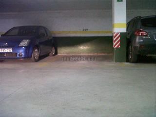 Aparcament cotxe a Carrer josep maria de sagarra 22. A cinco minutos del centro urbano.parking amplio
