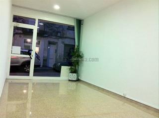 Rent Business premise in Carrer de montserrat 74. Local muy centrico y en muy buen estado.