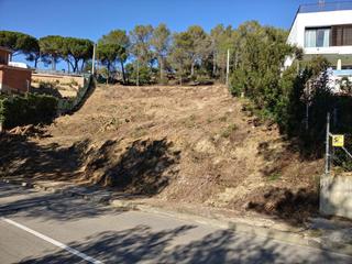 Terrain résidentiel à Carrer de la gardenia 16. Urb. las roquetas - terreno a dos calles de 1100m2