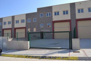 Bâtiment à usage industriel à Carrer palautordera 8. Planta  150 m altell 63 m alçada 8 m. 125 m2 pati
