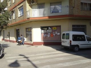 Local commercial à Avenida pais valencia (del), 73. Local comercial de 400m2 y un patio con 150m2