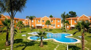 Maison jumelée à Avinguda oliva nova 9. Chalet adosado en venta en urbanización oliva nova