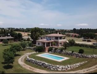 Casa in Carrer garrigas, sn. Finca singular en alt empordà