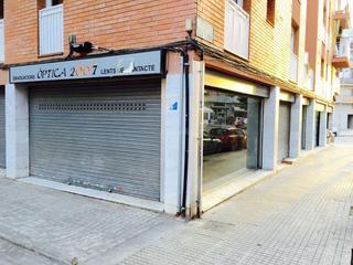 Lloguer Local Comercial a Carrer de salvador baroné 98. Local esquinero con mucno escaparate, ideal