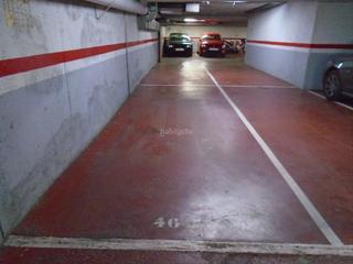 Aparcament cotxe a Carrer de la torreta 20. Vendo parking 13m2 coche grande de 7 plazas y moto