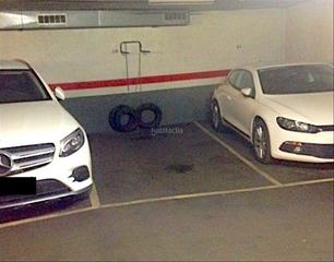 Parking voiture à Carrer de breda 12. Plaza para coche grande
