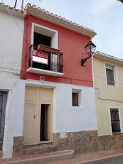 Casa adosada en Calle azagador, 19. Casa de pueblo con vistas  a la montaña.