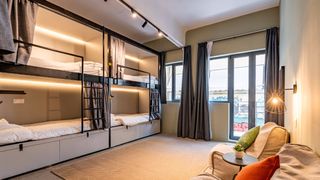 Rent Hotel in Carrer sant adria,. Hostel albergue 120 plazas+bar c3 edif entero