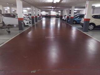 Location Parking voiture à Avinguda frança 93. Plaza de garaje con amplios pasillos de acceso
