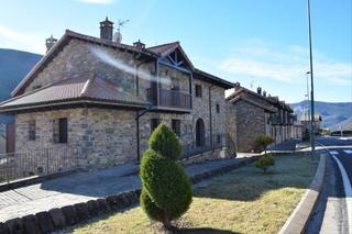 Pis a Avenida de ordesa 7. Espectacular piso con terraza y jardín en gavín