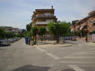 Lloguer Local Comercial a Carrer d' anna mogas 20. Locales  a dos calles en zona centrica
