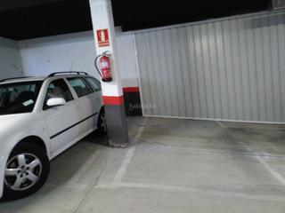 Location Parking voiture à Calle fray luis de león 35. Muy amplio y cómodo